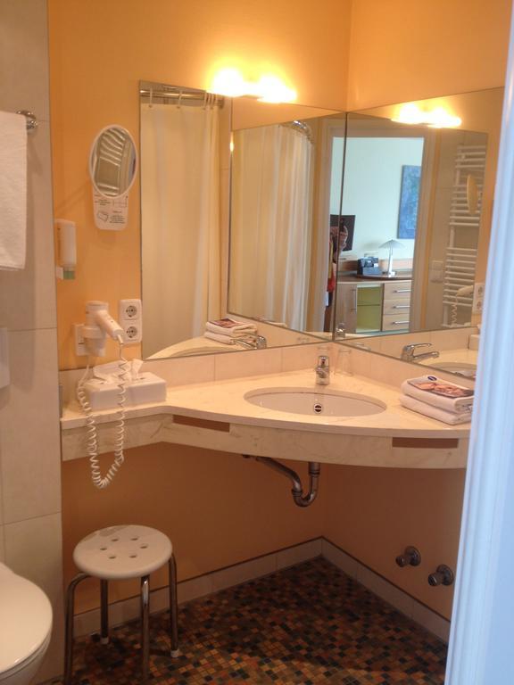 Nordseehotel Benser Hof Am Hafen Bensersiel Rom bilde